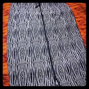 ❤️LB❤️Black and White Skirt!! Size 20 zipper back